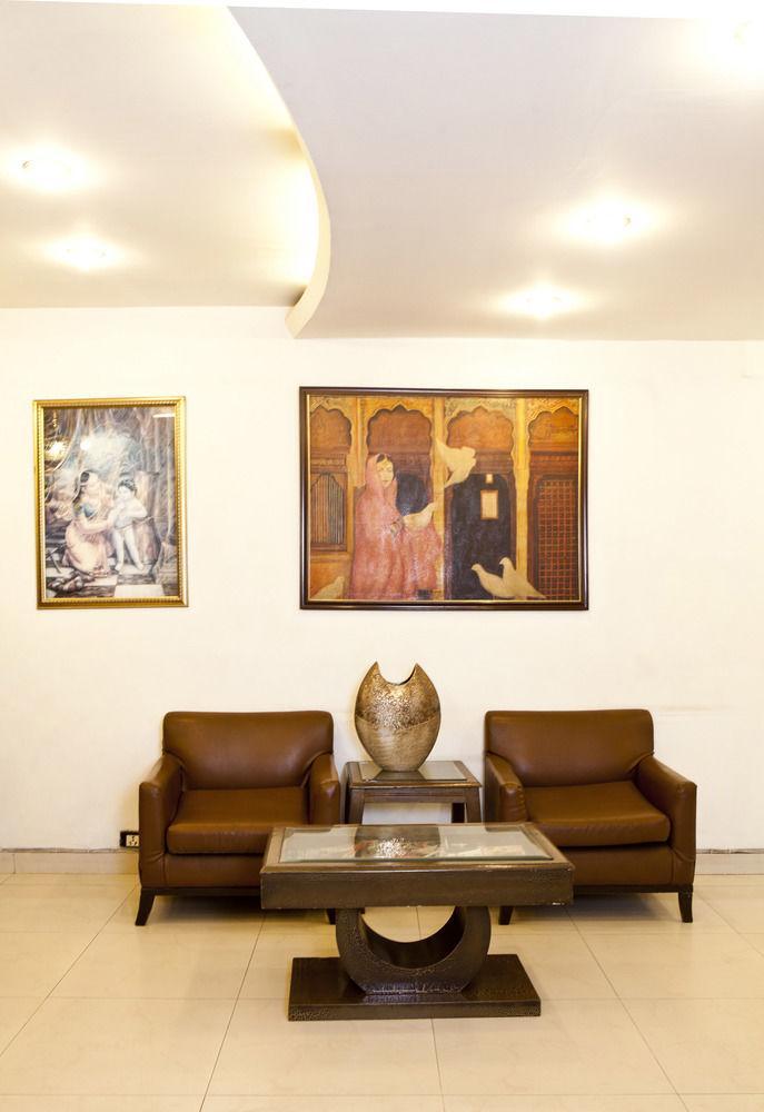 Oyo 358 Sarojini Nagar Hotel New Delhi Eksteriør billede