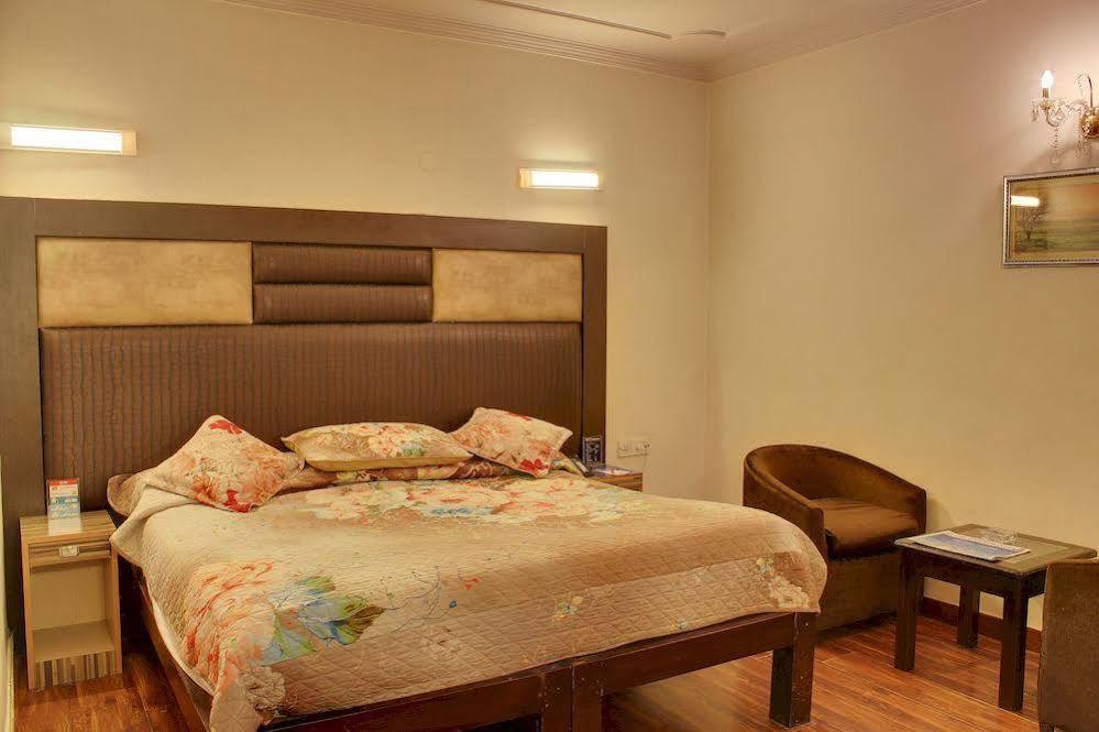 Oyo 358 Sarojini Nagar Hotel New Delhi Eksteriør billede